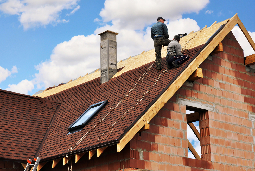 Couvreur professionnel Royet sur un chantier de toiture dans la Loire